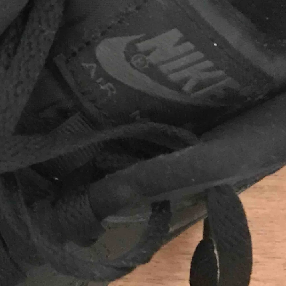 Ett par snygga svarta Nike AirMax 90 som knappt är använda då dom är för små! Storlek 36,5. Använda få antal gånger. . Skor.