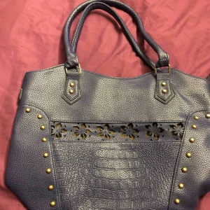  - Fin mörkblå väska 