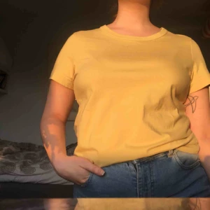  - Gul t-shirt från weekday. Lite tjockare i materialet.