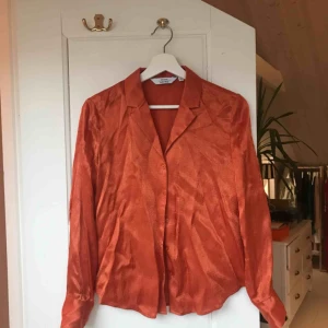  - Skjorta från stories. Orange. Knappt använd. 