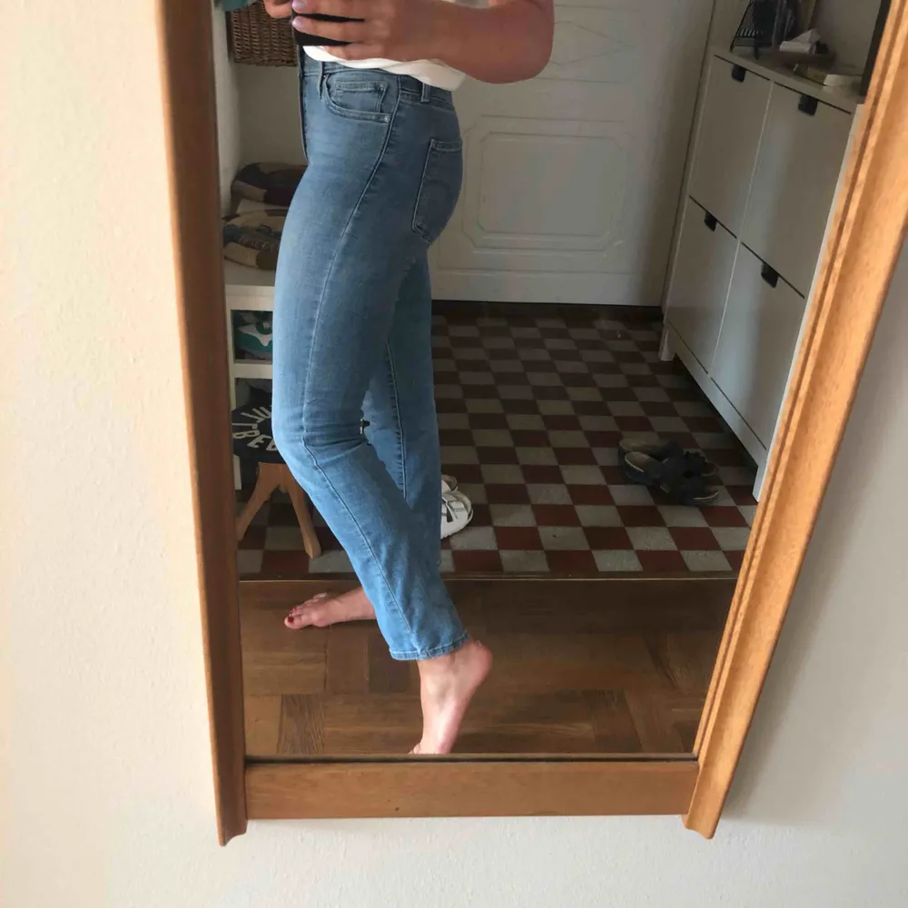 Sveriges SKÖNASTE jeans från Levi’s, stretchigt material. Lite kortare så slutar precis över fotknölen på mig som är 170cm lång. Frakt tillkommer!. Jeans & Byxor.