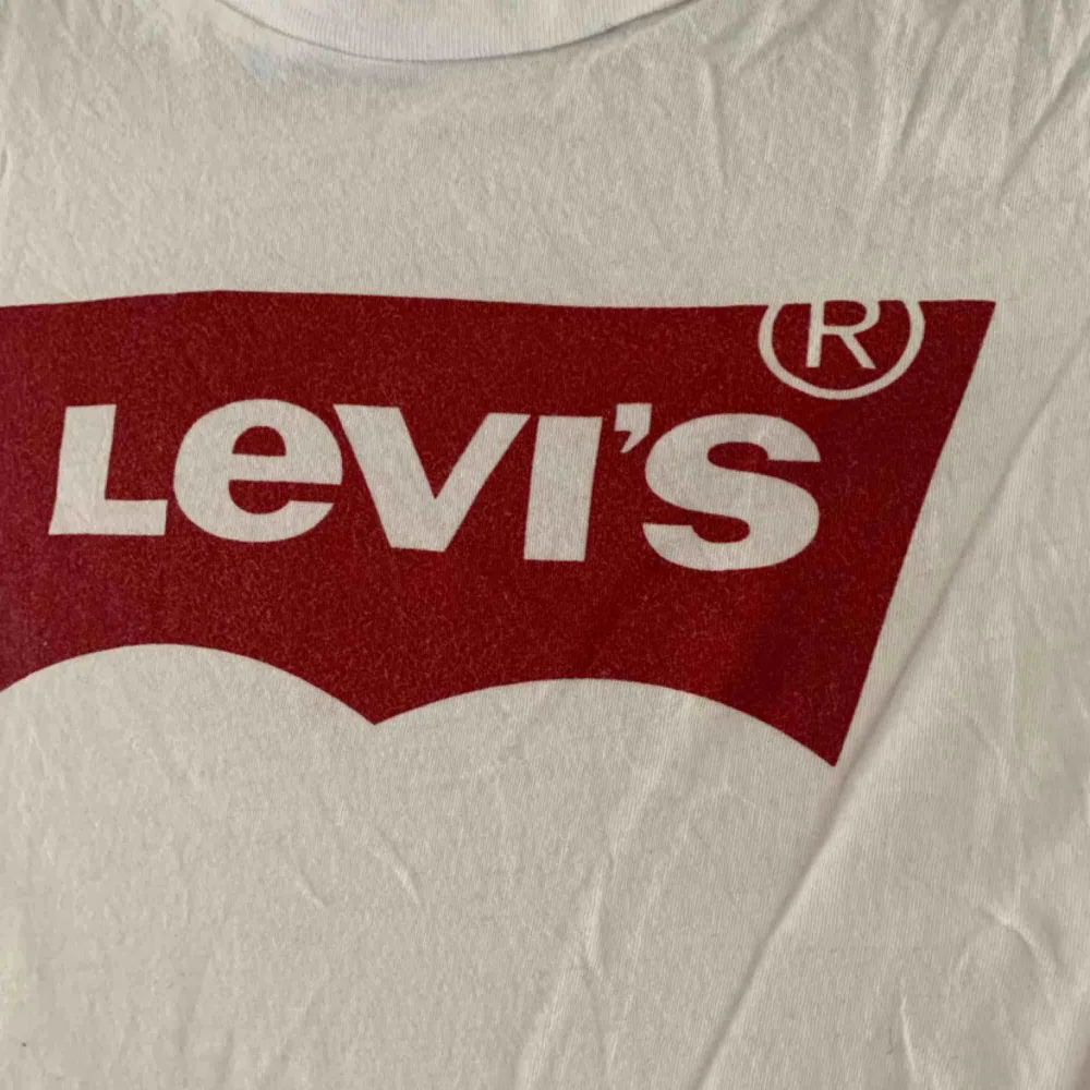 Säljer min Levis T-shirt i strl xs för 70kr, kan frakta men du får betala frakten själv (63kr), annars möts jag upp i Stockholm, betalning sker via swish, hoppas det är något för dig!☺️. T-shirts.