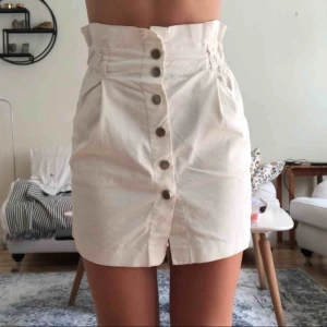  - Fin vit kjol från zara med knappar! Nästan helt oanvänd. Köparen står för frakt men kan mötas upp i Uppsala