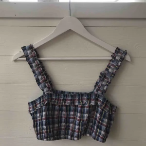  - Söt croppad topp från urban outfitters, aldrig använd. Frakt tillkommer :) 