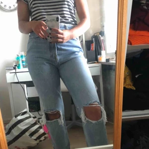  - Boyfriend jeans med hål på knäna, supersnygga men kommer inte till användning  Frakt 60kr