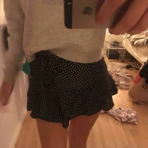  - Världens sötaste kjol (som har shorts under, syns dock inte). Den har små vita strärnr på sig om inte det syns! Denna är så fin men lite för kort för min smak, så snygg nu till sensommaren🧚🏼‍♀️💖🧖🏽‍♀️👊🏻