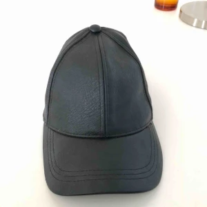  - Fin svart keps i läderimitation från hm divided. Knappt använd & säljs därför. 