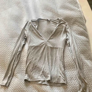  - Grå och mjuk vardagströja. Aldrig använd. 