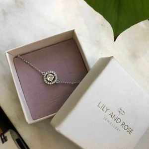  - Miss Miranda bracelet  Lily and rose armband som är helt oanvänd 🌼 Frakt ligger på 9kr! 