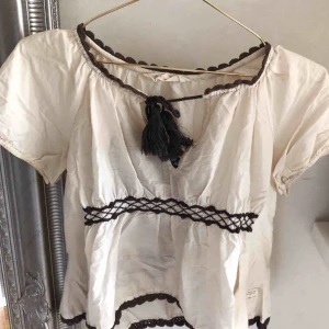  - Säljer nu min fina blus från Odd Molly då den inte längre kommer till användning. Den sitter bra och passar en XS/S, möjligtvis även en liten M!  Blusen finns i centrala Halmstad! Köparen står för eventuell frakt.