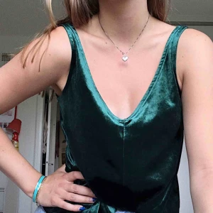  - Fin festtopp i mörkgrön sammet! Passar superbra till sena sommarkvällar 🌈