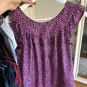  - Världens finaste sommarklänning i coolaste mönstret. Passar mig som har S i vanliga fall och har jättefin passform. 