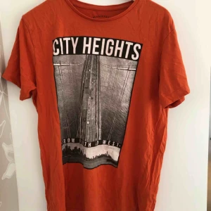  - T-shirt i märket Jack & Jones. Fint skick.