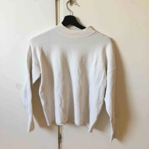  - Vit supergullig långärmad från H&M!  Köparen står för frakten <3 