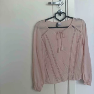  - En fin ljusrosa blus i stolek 34 med snören som man kan knyta och spets detaljer i väldigt fint skick (frakt tillkommer)🥰