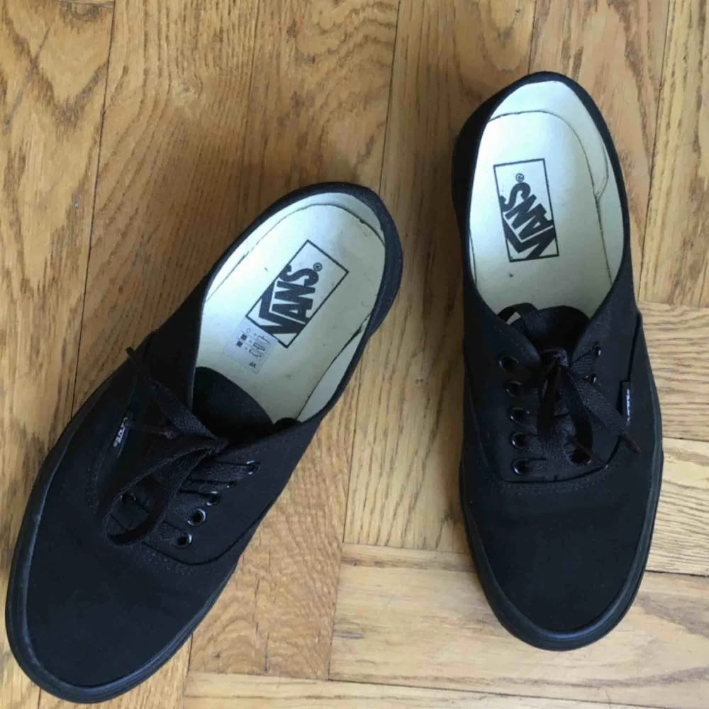 Säljer mina svarta Vans authentic i storlek 39.  Dom var tyvärr lite för stora för mig.  Skulle säga att de är en vanlig 39a, Använda 2 gånger så typ nyskick! Kan skicka på post eller mötas. (De små vansen i 27 är också till salu!) pm vid intresse . Skor.