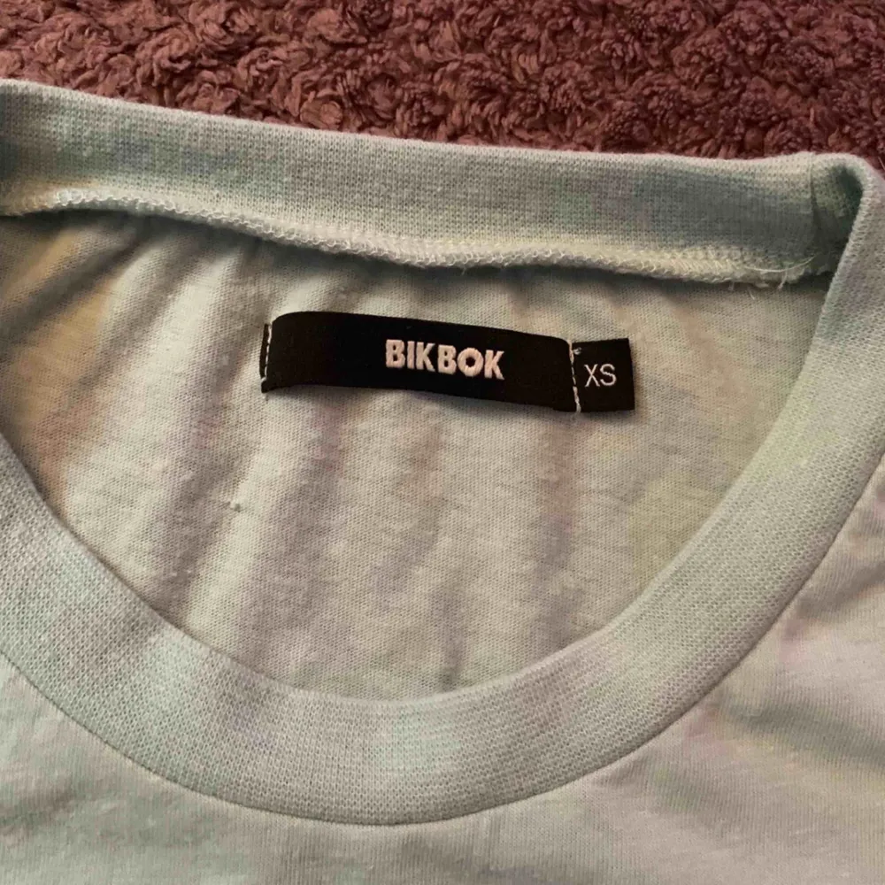 Basic T-shirt från BIKBOK i storlek XS. Färgen är mint. Använd max 4 gånger så den är fortfarande i extremt bra skick ❤️. T-shirts.