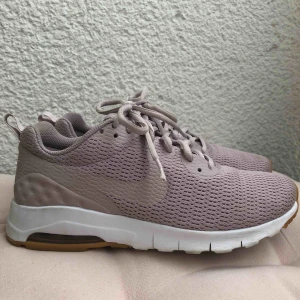  - Nike Air skor i storlek 38!  Skulle nog säga att dom passar någon som har storlek 37!  Använda fåtal gånger pga för små!  Dom är i bra skick.  Betalning via swish. Köpare står för frakt! Kan mötas upp i Bromma! 💕❤️