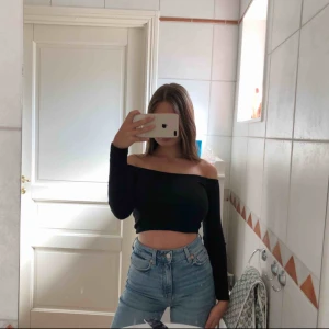  - Svart off shoulders topp