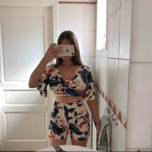  - Blommigt mönstrade shorts! Säljer även den matchande toppen