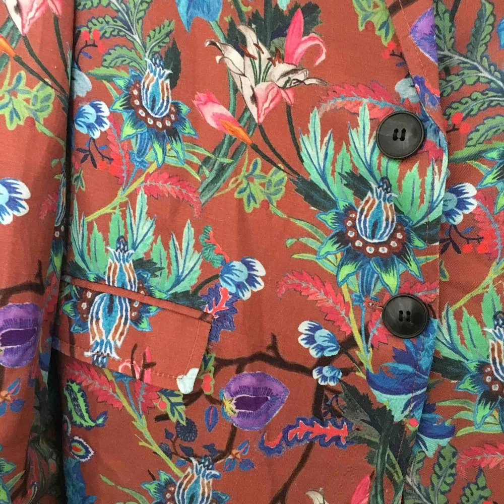 Helt ny kavaj (Endast provad) från H&M. Roströd med flerfärgat blommönster. Fungerande fickor!  Köpt som 34 men väldigt oversized. Kostymer.