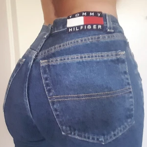  - Snygga jeansshorts från Tommy Hilfiger. Frakt tillkommer på 50 kr ❤