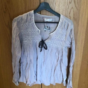  - Frakt inkluderat i priset! Blus från odd molly, lite skrynklig på bilden men supersöt och i fint skick. Andra bilden ger färgen mer rättvisa än första bilden! 