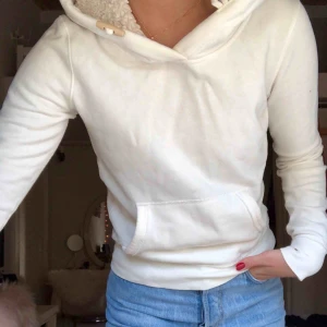  - Superskön vit hoodie med luva fylld med mjuk ull! Storleken är som en S och säljer för att jag föredrar större storlekar.  Priset är inklusive frakt!