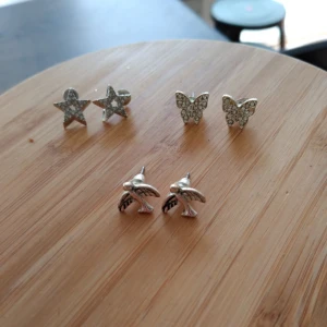  - 3 stycken örhängen, stjärna, fjäril och fågel. 30kr per örhänge. Paketpris 80kr 