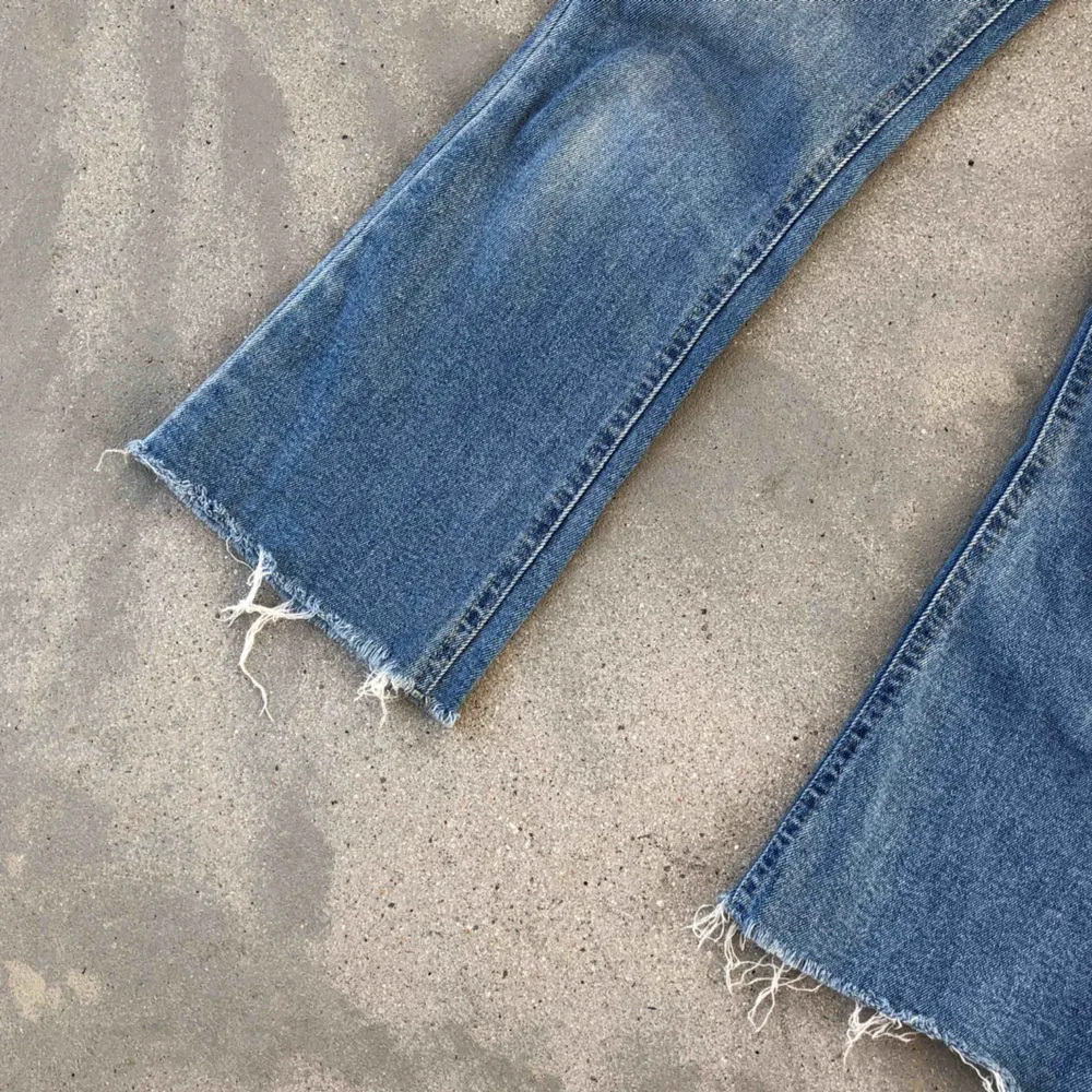 Supersnygga row jeans i bra skick men snygg slitning längst ner🤩🤩!! . Jeans & Byxor.