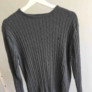  - En nästan oanvänd grå kabelstickad tröja från park lane i storlek M. Har även denna i S till salu