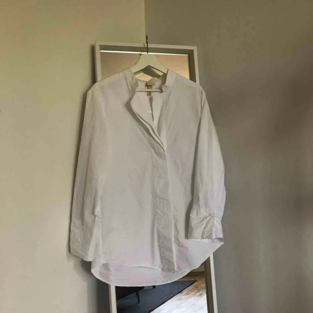 Underbar bomullsskjorta från H&M Trend i strl XS. Lite oversize i modellen så passar även en S! Använd en gång och i perfekt skick.🌷. Skjortor.