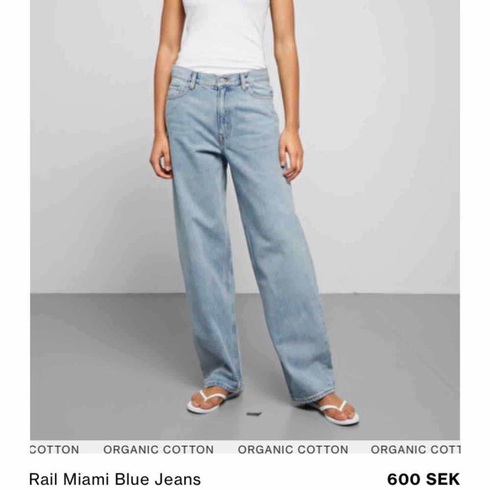 Säljer dessa jeans från weekday! Köpta för inte ens två veckor sen men insett att de inte passar mig särkilt bra och säljer därför vidare! Dem är knappt använda och alltså i nyskick! . Jeans & Byxor.