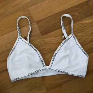  - bh/bralette från calvin klein köpt i UK. något krympt så skulle passa S också.