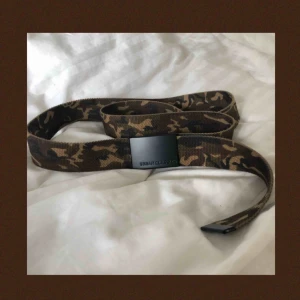  - Coolt camo bälte från Urban Classics. Använt fåtal gånger, därmed i gott skick! Nypris 149kr. Frakt tillkommer och betalningen sker via Swish.