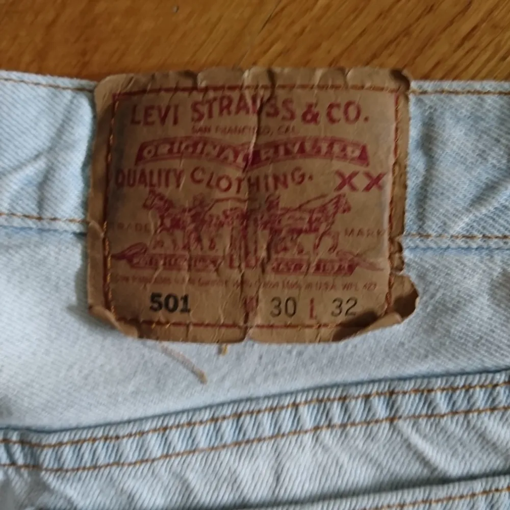 Klassiska Levi's 501 shorts, storlek 30/32 men passar mer en small! Lågt pris eftersom ena öglan på sidan har lossnat, går lätt att sy fast med ett par stygn. Köparen betalar frakten✨. Shorts.