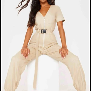  - Säljer denna ursnygga jumpsuiten från prettylittlething. Oanvänd då den inte passade mig tyvärr:/ köparen betalar frakt. Hör av er vid frågor. (Mer bilder kan skickas)😋