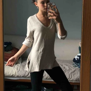  - Skön elastisk tröja från bik bok i storlek XS. Har varit med mycket då det vart en favorit, men den är ändå i bra skick! Funkar för lite kyligare sommar dagar och även under vintertid.