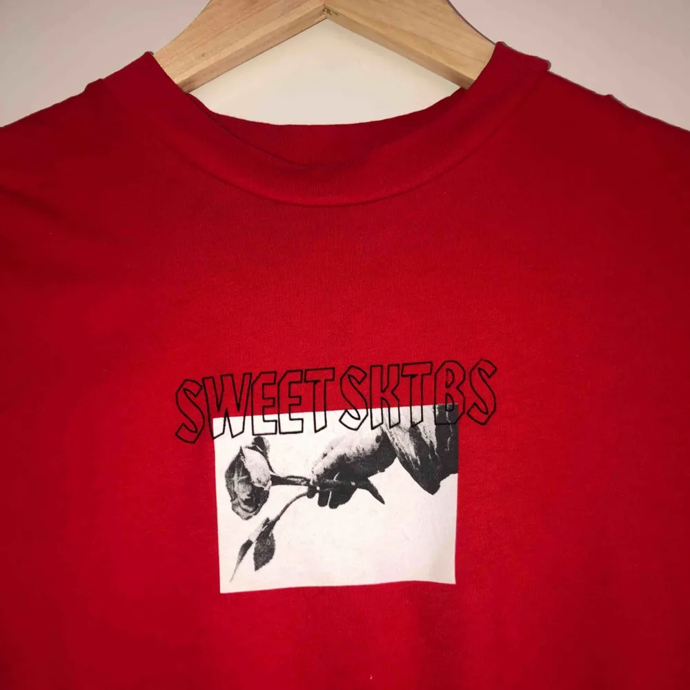 Snygg röd t-shirt från Sweet Sktbs med print. Köparen står för frakt! . T-shirts.