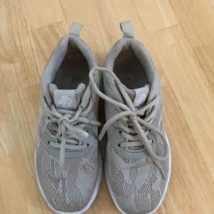  - Sneakers från Dinsko. Väldigt mjuka och sköna! Storlek 36. Som nya, endast använda ett fåtal ggr mest inomhus.köparen betalar frakten!