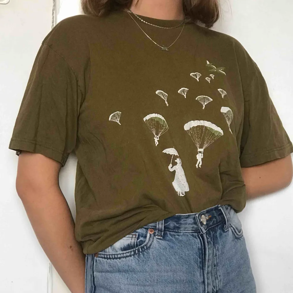 svinsnygg tshirt!! köpt på secondhand, slitet skick men det ser bara coolt ut! fallskärmshoppare+mary poppins (?) !! använder den för dåligt därför säljs den:( kontakta för mer info eller bilder!!✨💚. Skjortor.