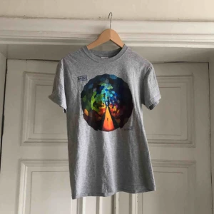  - Bandtröja med MUSE. Kan hämtas i Uppsala eller skickas mot fraktkostnad 