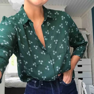  - Grön mönstrad skjorta/blus från &Other Stories med trekvartsärmar. Använd 2 gånger. Köparen står för frakten 🌸