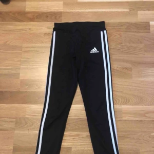  - Svarta adidas tights  Knappt använda  Köpta för ungefär 280kr 