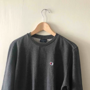  - Äldre tröja från Champion. Uppskattningsvis slutet av 90-talet. Snyggt sliten och väl använd. Hämtas i Uppsala eller skickas mot fraktkostnad 