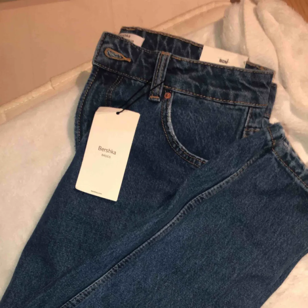 Helt oanvända mom jeans med prislapp kvar💕 Frakt ingår inte. Jeans & Byxor.