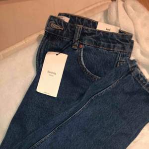 Helt oanvända mom jeans med prislapp kvar💕 Frakt ingår inte