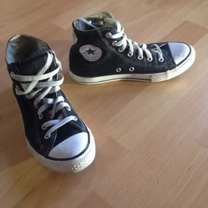 Knappt använda svarta Converse all star. Äkta köpta på stadium. US 3, UK 2.5 - Knappt använda svarta Converse all star. Äkta köpta på stadium. US 3, UK 2.5