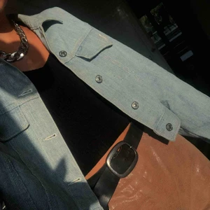  - Jeans jacka i snygg, kortare modell. Jackan är i bra skick! 