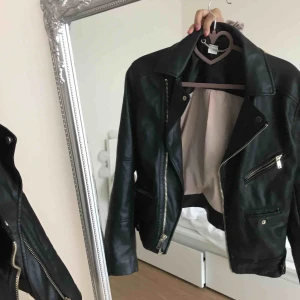  - Cool skinnjacka från h&m som jag köpte för nåt år sen! Rosa inuti🥰 inget fel på den 